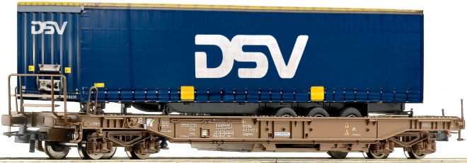 4 axle Flat car loaded with trailer DSV<br /><a href='images/pictures/Roco/161501.jpg' target='_blank'>Full size image</a>